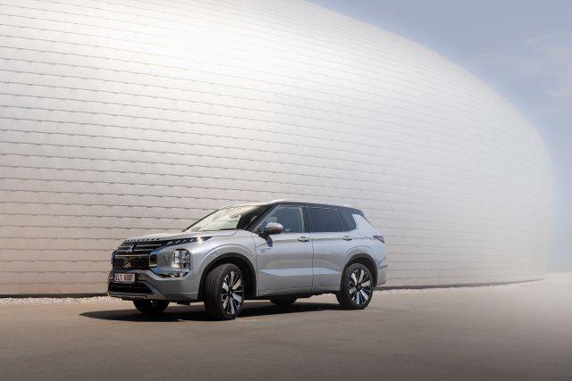 OUTLANDER PHEV MY25